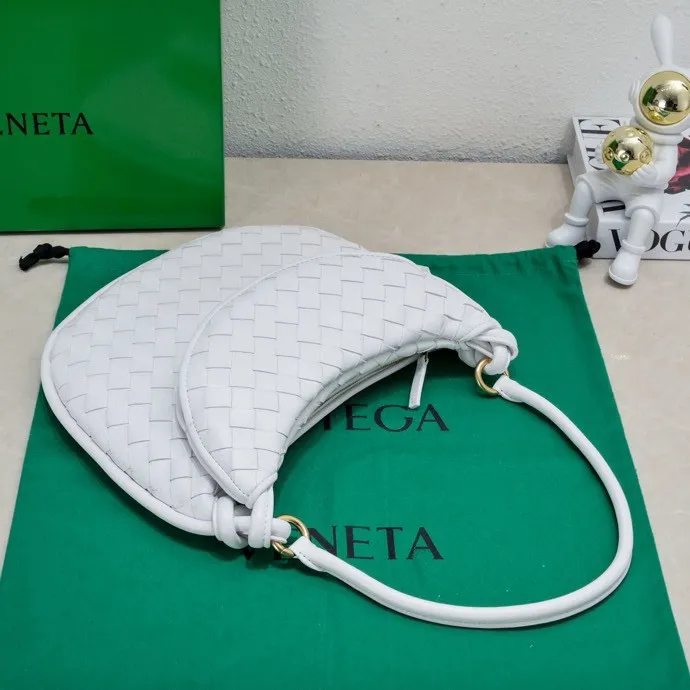 Batch 1860 Bv Shu Qi's same "Gemelli" twin bag 👇 Locked in advance 24 years of hot style 💕 Gemelli is paired with two half-moon shaped bags, matched with the brand's iconic intrecciato woven sheepskin, equipped with a detachable tubular handle, which can be used as a clutch, on the shoulder or by flipping the small crescent moon as a handle, or as a long shoulder strap 🉑️ crossbody The dual design has a personalized yet charming attitude, and the eye-catching visual impact brings an elegant and fashionable feeling. It is a bag worth buying💥 Size: 36x25x10, Model: 4281#
